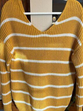 FASHION NOVA WOMENS SWEATER - SIZE LARGE